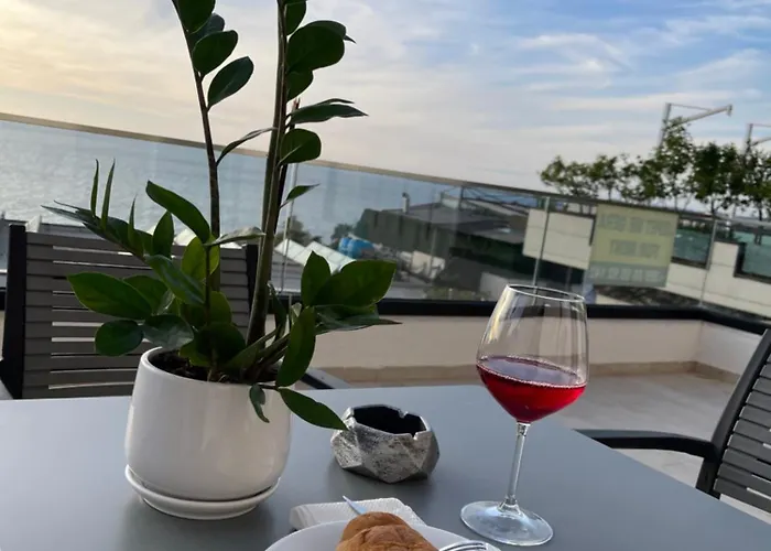 Perla Luxury Apartment - Private Patio & Parking